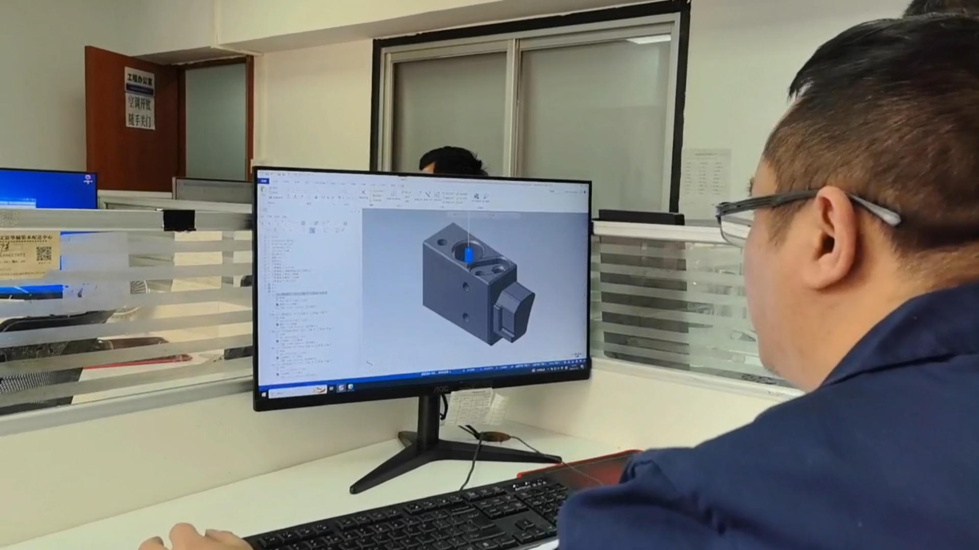 CAD software showing DFM design optimization suggestions