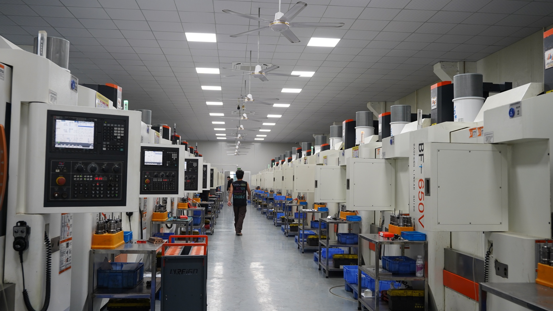 Vertical machining center clusters equipped with high-speed spindles and dedicated fixtures