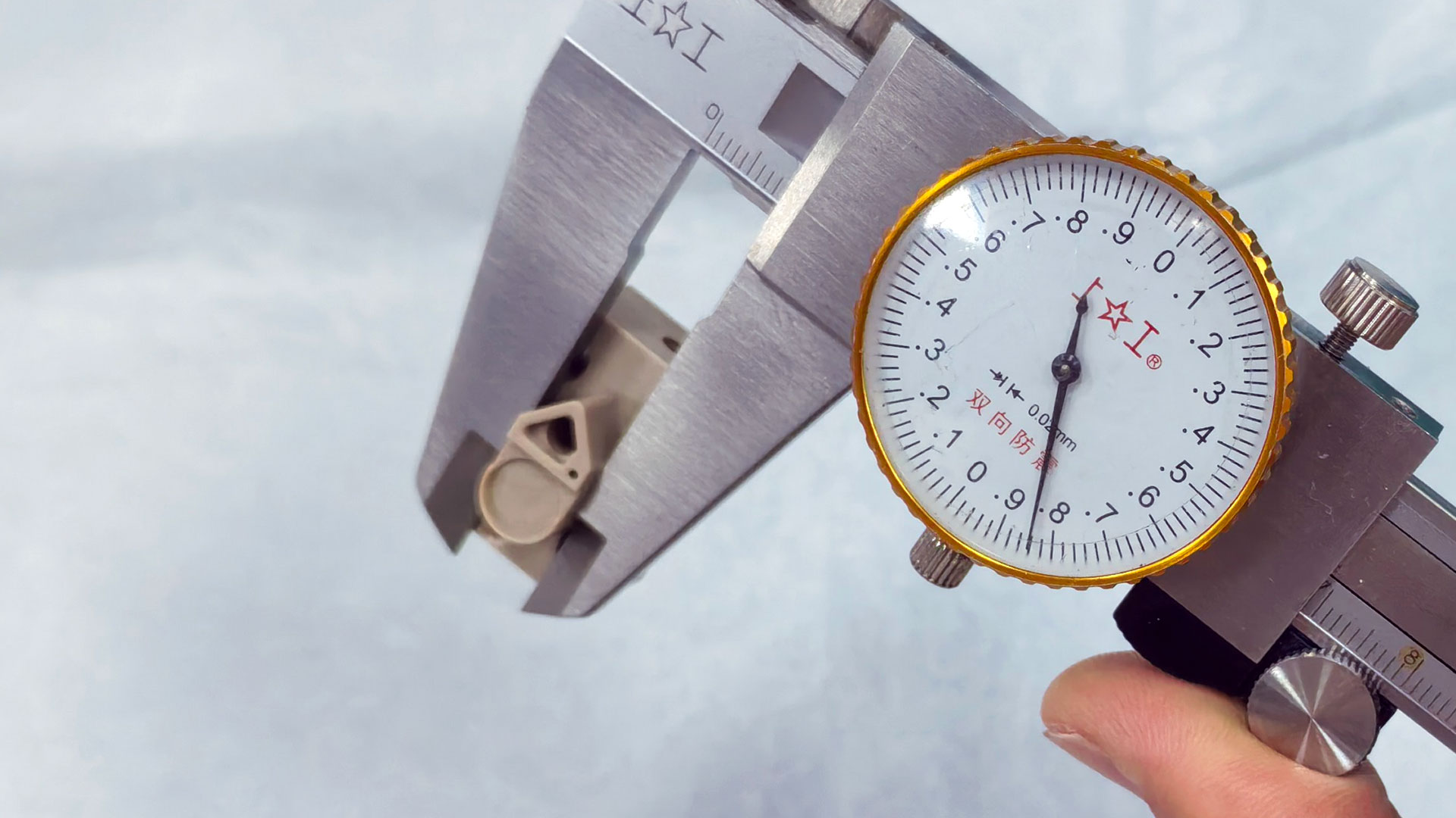 Dimensional measurement of a PEEK part in a constant temperature environment